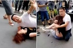 'Tiểu tam' bị vợ đánh ghen lột đồ, chồng ôm chặt người tình để bảo vệ