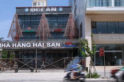 Cửa hàng khắc mở khắc đóng, người kinh doanh ứa nước mắt
