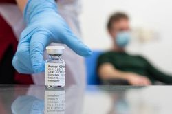 Thế giới tiêm 3 tỷ liều vaccine COVID-19, ba nước Trung Đông dẫn đầu