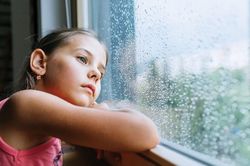 Nhiều trẻ dưới 13 tuổi ở Mỹ cầu cứu đường dây nóng chống tự tử
