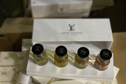 Phát hiện kho nước hoa nghi giả Dior, Chanel, Gucci