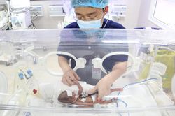 Cứu bé sinh non nặng 600 g