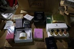 Thu giữ kho nước hoa 'khủng' có dấu hiệu là hàng giả tại Hà Nội