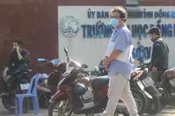 Phụ huynh xếp hàng dài chờ mua hồ sơ trước cổng trường học mùa Covid-19