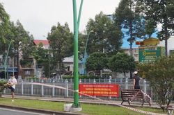Bất chấp 'lệnh' giãn cách xã hội, người dân TPHCM vẫn tập thể dục, câu cá ở nơi rào chắn