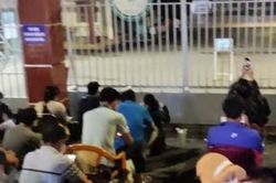 Xuyên đêm 'canh' cổng trường chờ mua hồ sơ cho con vào lớp 1