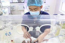 Nuôi thành công trẻ sinh cực non, nặng 600gr, nhiều lần gia đình từ chối điều trị xin về
