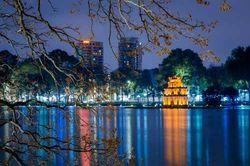 Hà Nội yên tĩnh dưới những ánh đèn khi mặt trời vừa tắt