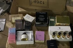 Xuyên đêm kiểm tra 12.000 sản phẩm nước hoa, mỹ phẩm nghi giả ở Hà Nội