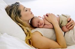 Amber Heard có con nhờ mang thai hộ
