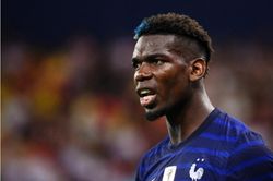Man United cần mạnh tay với Pogba