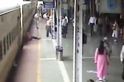 Thót tim trước cảnh hai người đàn ông suýt chết vì bị cuốn vào tàu hỏa