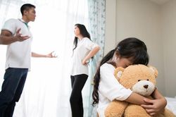 Bố con anh không phải 'thùng trút giận' của em!