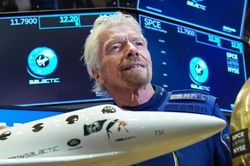 Tỷ phú Richard Branson bất ngờ tuyên bố sắp bay vào vũ trụ