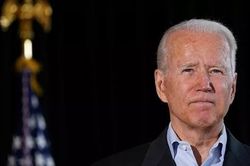 Ông Biden nghẹn ngào khi đến thăm tòa chung cư bị sập ở Florida
