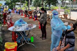 Kiểm tra phòng dịch Covid-19 tại các khu công nghiệp ở Tiền Giang