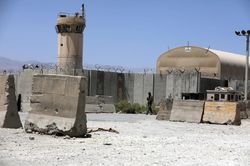 Nhiều người xông vào hôi của căn cứ Mỹ tại Afghanistan