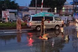 Dắt xe máy qua đường, người đàn ông bị ôtô đầu kéo cán chết