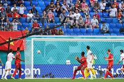 Nhật ký EURO bằng thơ: Ngọn cờ Shaqiri - Bức tường thành Sommer