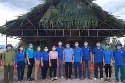 Sáng kiến làm mái nhà lá cọ giảm nhiệt cho lực lượng tại điểm chốt chống dịch