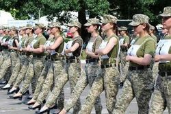 Nữ binh sĩ Ukraine diễu binh trên giày cao gót gây phẫn nộ