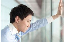 Ai cũng nói nhân viên mới có gương mặt giống tôi, nghi ngờ có uẩn khúc phía sau, tôi hỏi mẹ và nhận được câu trả lời đau điếng