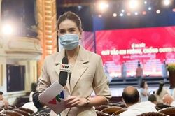 Bị khán giả chê già, MC VTV liền đáp trả: 'Mỗi người một cuộc sống, em e là hơi kệch cỡm đấy'