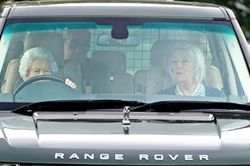 Nữ hoàng Anh tự lái siêu xe Range Rover đi xem đua ngựa