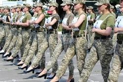 Nữ quân nhân Ukraine phải đi giày cao gót duyệt binh