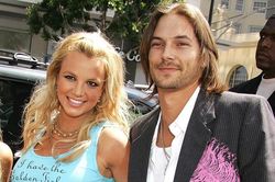 Chồng cũ lợi dụng Britney Spears nhiều năm
