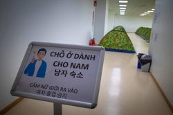 Ăn ngủ tại nhà máy để tiếp tục sản xuất tại Bắc Giang