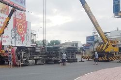 Xử lý hiện trường xe container lật ở TP.HCM
