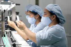 Bên trong nhà máy sản xuất dung môi để tiêm vaccine Covid-19