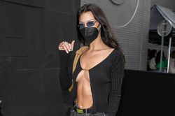 Bella Hadid gợi cảm khi diện mốt không nội y