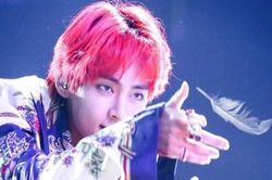 Thành viên nào khiến V BTS muốn bỏ bùa nhất?