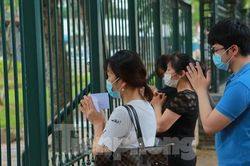 Hàng trăm sĩ tử đến Văn Miếu vái vọng cầu may trước ngày thi tốt nghiệp THPT