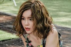 Bố chồng tuyên bố tái hôn, vừa nhìn mặt bạn gái ông mà tôi kinh hoảng tột cùng, phải trốn vội vào bếp