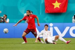 Sao phải tranh cãi khi cờ Việt Nam xuất hiện ở EURO 2020?