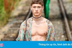 Mẫu nam nổi tiếng khi lộ cơ bụng trên sàn diễn