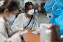 Bảo vệ nhiễm nCoV, 1.500 công nhân tại Hà Nội phải xét nghiệm