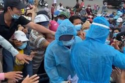 TP Hồ Chí Minh: Tiểu thương chợ đầu mối Bình Điền chen nhau lấy giấy xét nghiệm Covid-19