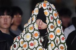 Fashionista G-Dragon mặc áo bông giữa trời nóng thiêu đốt