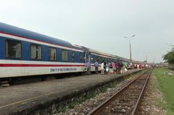 Ngành đường sắt tạm dừng đón khách tại ga Dĩ An