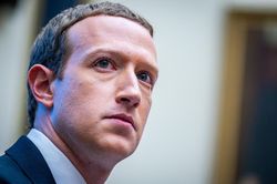 CEO Facebook có 'hành động đặc biệt' gây sốt mạng