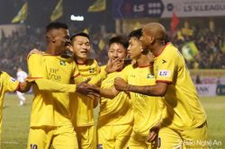 Sông Lam Nghệ An đang 'tứ bề thọ địch'