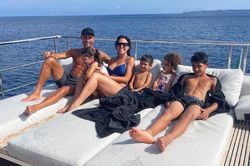 Ronaldo: 'Giờ là lúc nghỉ ngơi bên các tình yêu'