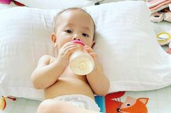 Lisa nhà Hà Hồ tự cầm bình sữa uống chứng tỏ mình là 'chị Ba' gương mẫu của cả nhà