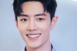 Tiêu Chiến ghi điểm khi cẩn thận đọc thư của fan tại sân bay