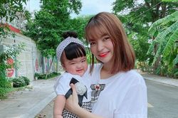 Con gái Mạc Văn Khoa đội tóc giả, cười toe toét tạo dáng chụp hình cực yêu 'đốn tim' dân mạng
