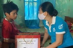Hội LHPN Hưng Yên tặng quà, động viên nam sinh bị bạn đánh dập lá lách